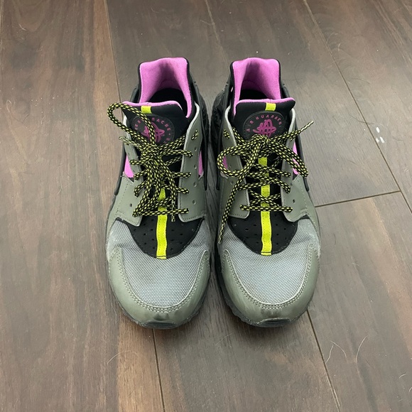 Nike Air Huarache women’s 8.5 US limited release color - Picture 5 of 5